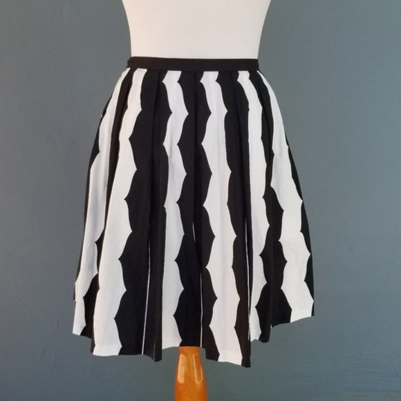 Club Monaco Pleated Full Circle Skirt Black & wht